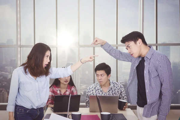 Twee boze arbeiders wijzen elkaar aan in de ontmoeting — Stockfoto