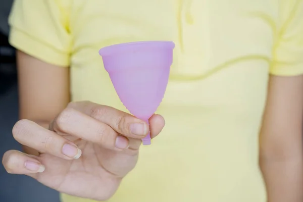 Mulher desconhecida mostrando um copo sanitário — Fotografia de Stock