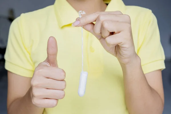 Nő kezében tampon és mutatja hüvelykujját fel — Stock Fotó