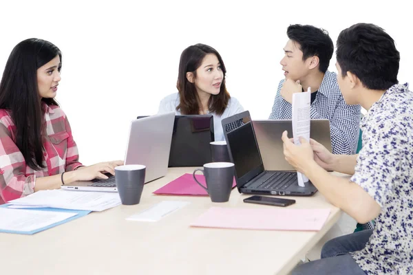 Jovem equipe de negócios tendo discussão no estúdio — Fotografia de Stock