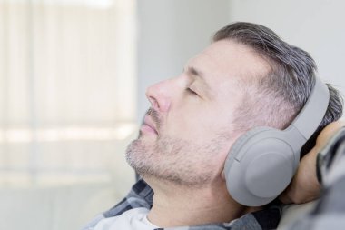 Kafkasyalı adam müzik dinleyerek rahatlıyor.