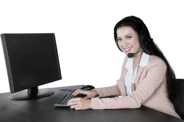 Güzel çağrı merkezi operatörü stüdyoda çalışıyor.