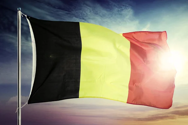 Belgische vlag wapperend op een vlaggenmast bij dageraad — Stockfoto