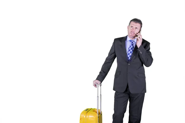 ビジネスマンが電話で話しスーツケースを持ってる — ストック写真