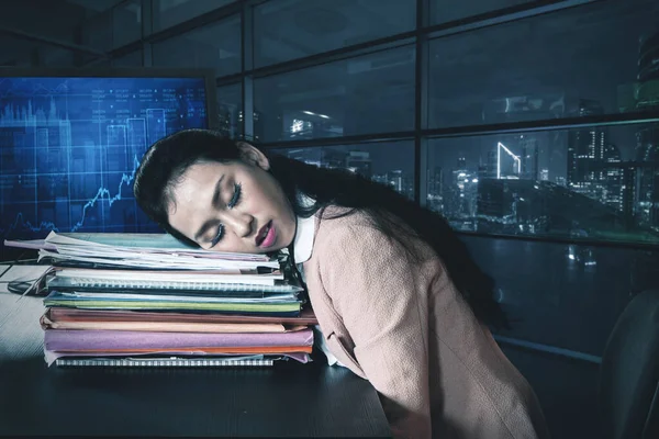 Businesswoman sleeps in a document heap — Stock Photo, Image