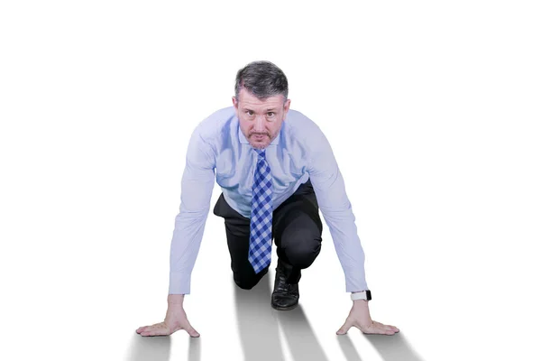 Caucasian businessman in ready position to run — Stock Photo, Image