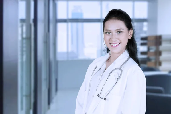 Vit kvinnlig läkare ler mot kameran — Stockfoto