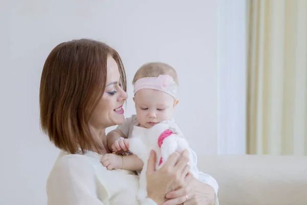 Donna caucasica tenendo il suo bambino carino a casa — Foto Stock