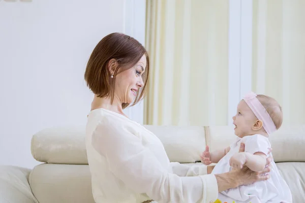 Donna caucasica sembra felice con il suo bambino — Foto Stock
