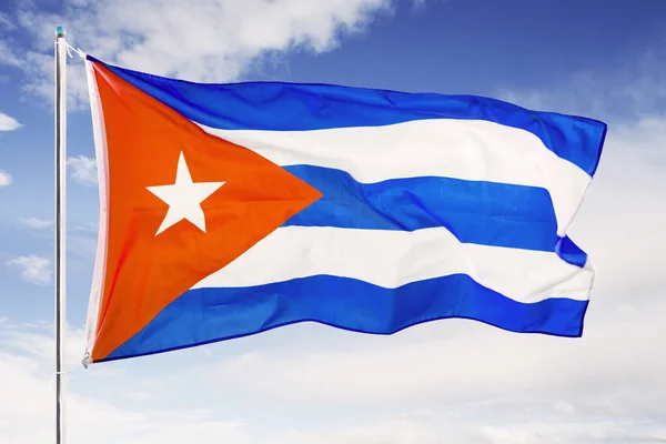 Mavi gökyüzünün altında dalgalanan Küba bayrağı — Stok fotoğraf