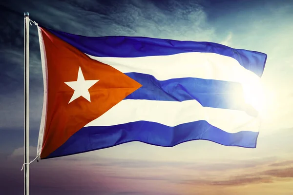 Gündoğumu arka planında dalgalanan Küba bayrağı — Stok fotoğraf