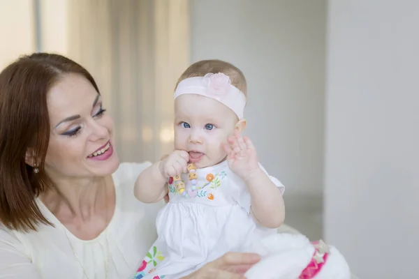 Kaukasische Frau spielt mit ihrem süßen Baby — Stockfoto