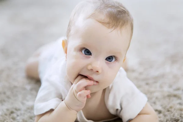 Menina branca bonito bebê rastejando no tapete — Fotografia de Stock