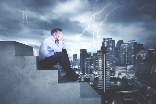 Depressiver Geschäftsmann sitzt auf der Treppe — Stockfoto