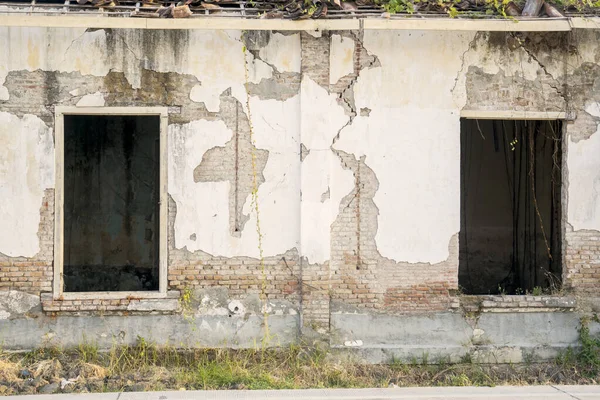 벽돌 벽이 깨져 있는 외부의 통통 한 집 — 스톡 사진