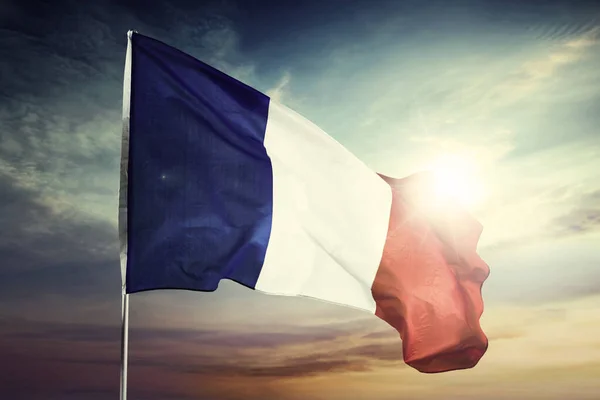 Bandera de Francia ondeando en un asta de la bandera al amanecer —  Fotos de Stock