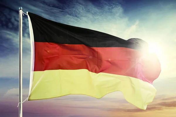 Bandera de Alemania ondeando en un asta de la bandera al amanecer — Foto de Stock