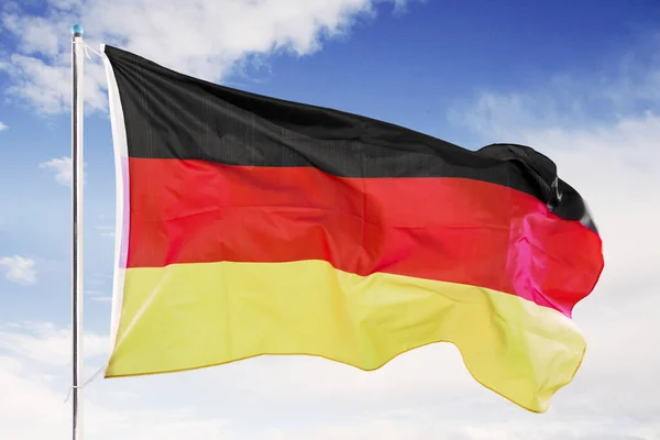 Bandera de Alemania ondeando bajo cielo azul — Foto de Stock