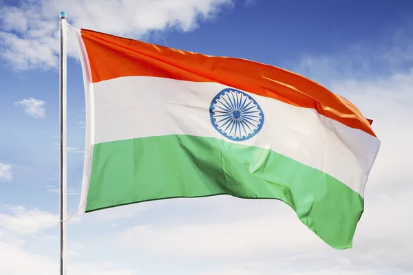 Indyjska flaga narodowa machająca pod błękitnym niebem — Zdjęcie stockowe