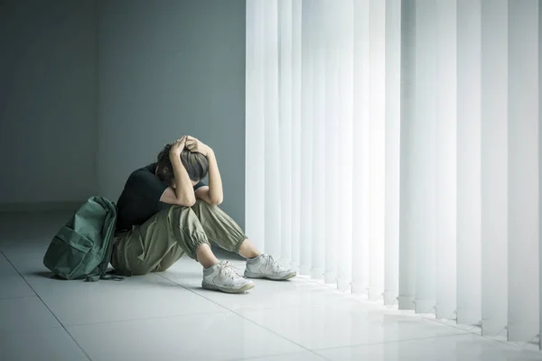 Самотня дівчина-підліток виглядає сумно біля вікна — стокове фото
