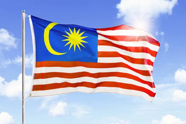 马来西亚国旗在阳光的背景下飘扬 — 图库照片