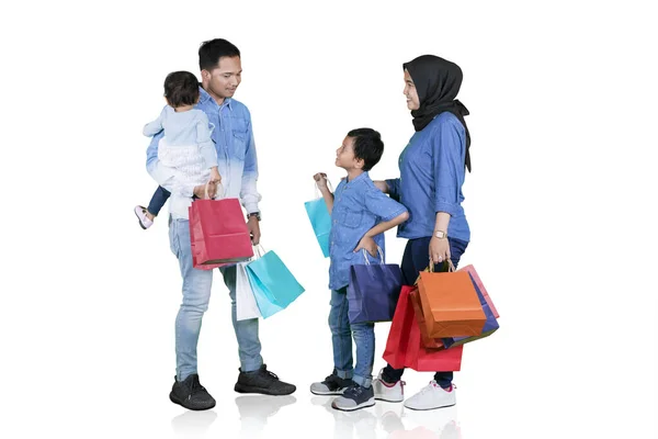 I genitori chattano con i loro figli dopo aver fatto shopping — Foto Stock