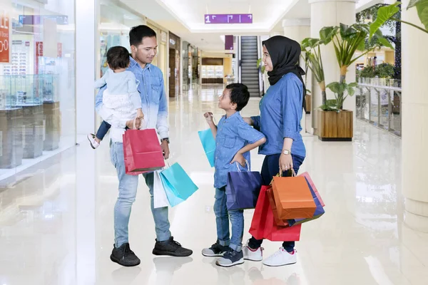 Ouders chatten met hun kinderen in het winkelcentrum — Stockfoto