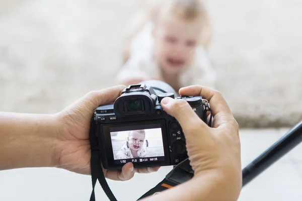 Fotógrafo tomando una foto de un lindo bebé —  Fotos de Stock