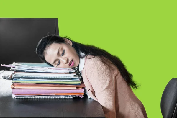 Söt affärskvinna sover på dokument hög — Stockfoto