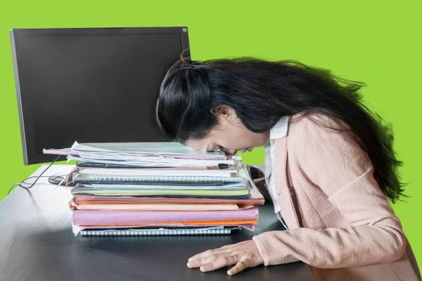 Stressige Geschäftsfrau schläft über Dokumenten — Stockfoto
