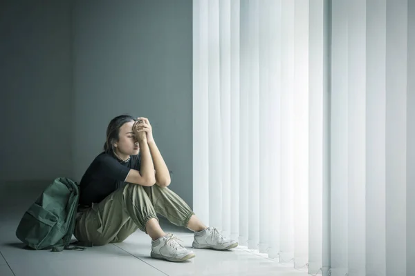 Adolescente sentada com expressão triste — Fotografia de Stock