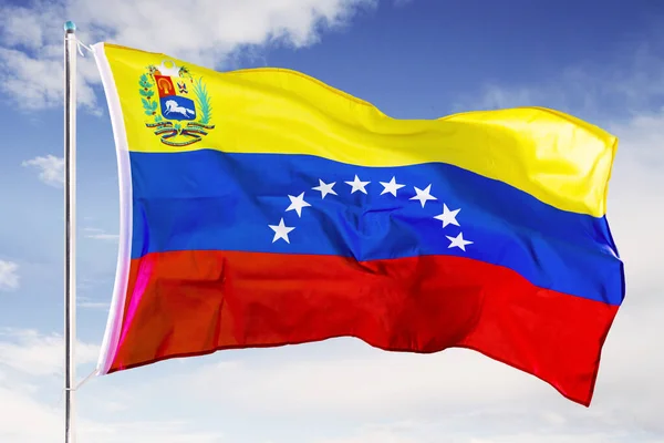 Drapeau national du Venezuela agitant sous le ciel bleu — Photo