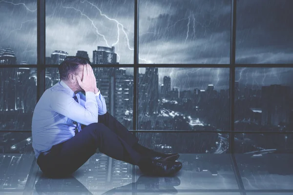 Podnikatel v depresi sedí u okna Stock Snímky
