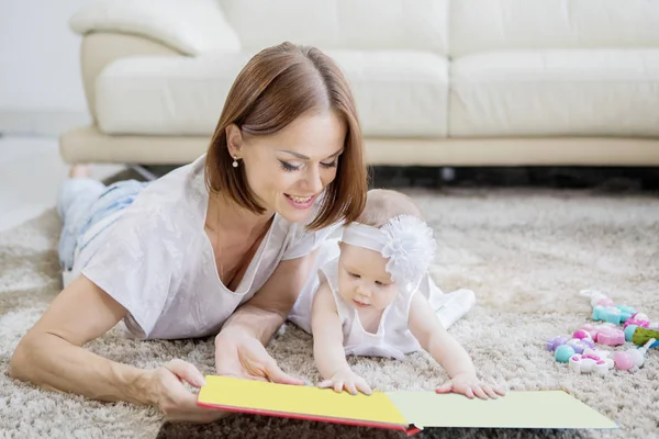 白人母亲和她的孩子在看书 — 图库照片