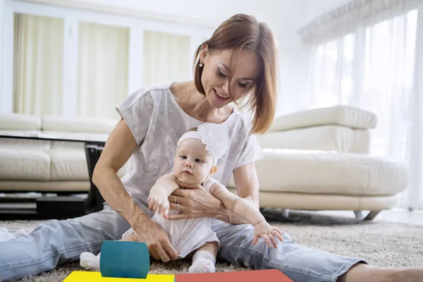 Femme caucasienne et son bébé jouer ensemble — Photo