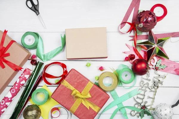 Caixas de presente de Natal com decoração e ornamentos — Fotografia de Stock