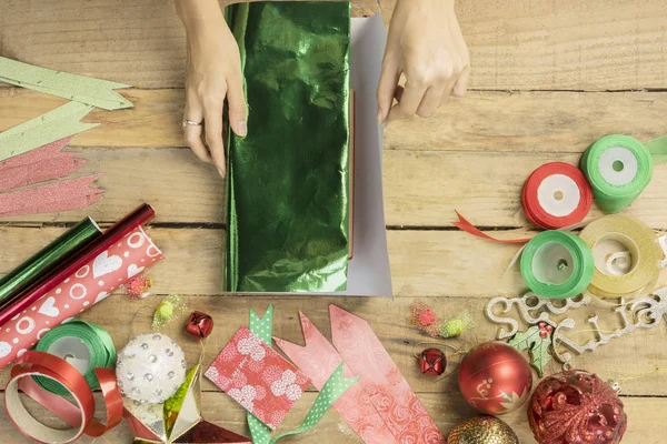 Mãos femininas embrulhando presentes de Natal — Fotografia de Stock