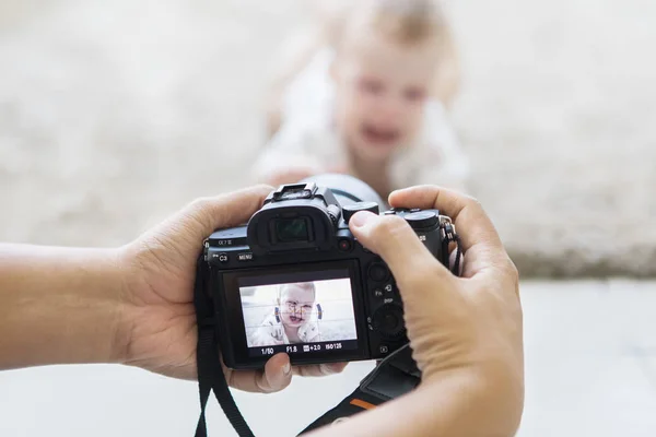 Manos de fotógrafo tomar una foto de un bebé lindo —  Fotos de Stock