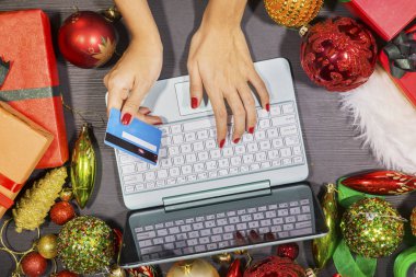 Bilinmeyen bir kadın Noel alışverişi yapıyor.