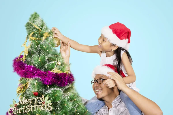 Pai feliz e criança decora uma árvore de Natal — Fotografia de Stock