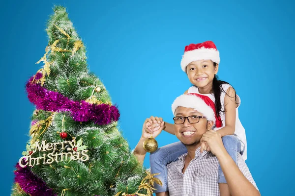 Lycklig far och hans dotter nära en julgran — Stockfoto