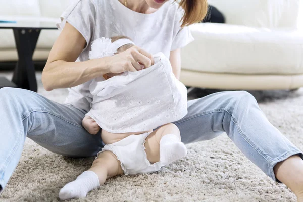 Madre che cambia panno della sua bambina a casa — Foto Stock