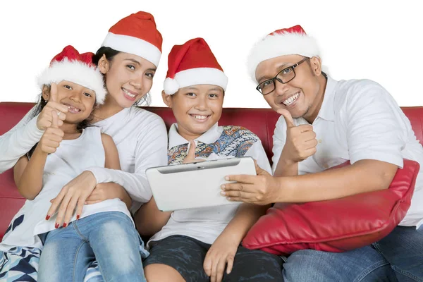 Glimlachende familie met duimen en tablet met Kerstmis — Stockfoto