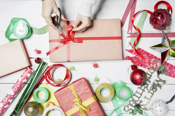 Unknown woman hand preparing Christmas gift — ストック写真