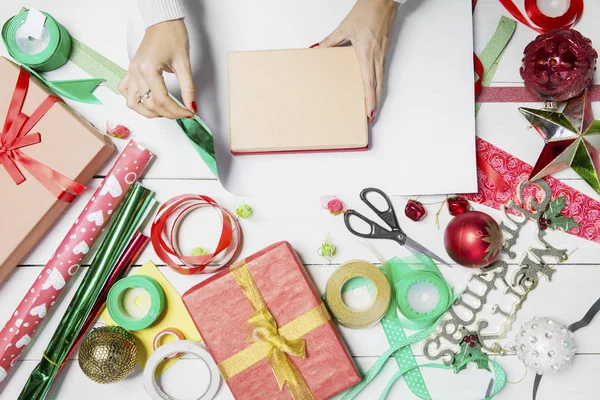 Desconhecido mulher mãos embrulhando presentes de Natal — Fotografia de Stock