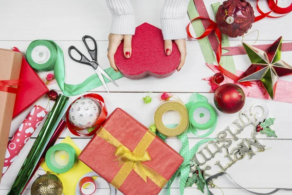 Kadın elleri Noel hediyesini süslemeye hazırlanıyor. — Stok fotoğraf