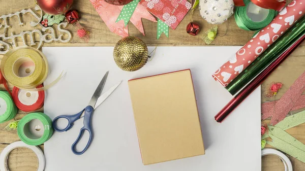 Wikkel gereedschap met kerstgeschenkdoos — Stockfoto