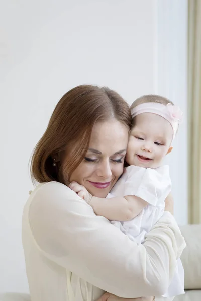 Annesinin şefkatli kucağında sevimli bir bebek. — Stok fotoğraf