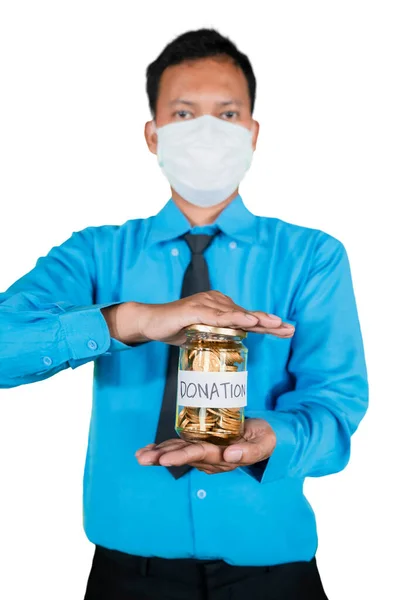 의료용 마스크를 사업가가 배경에 고립된 코로나 바이러스 가발생 헌물용 주화가 — 스톡 사진