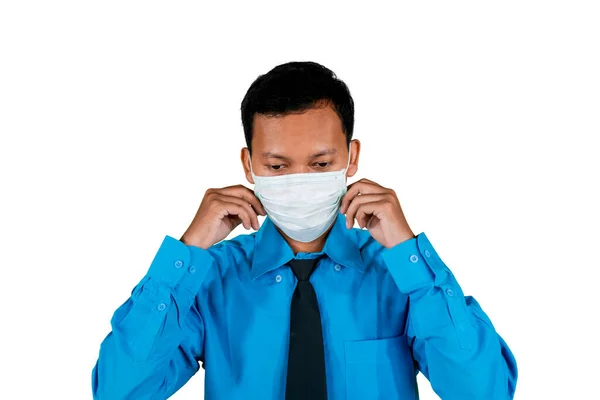 Młody Biznesmen Przygotowuje Się Nosząc Maskę Medyczną Uchronić Przed Epidemią — Zdjęcie stockowe